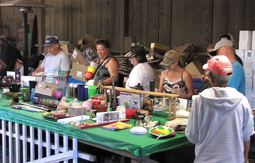 Dos Valles Garden Club Summer Blowout in action.